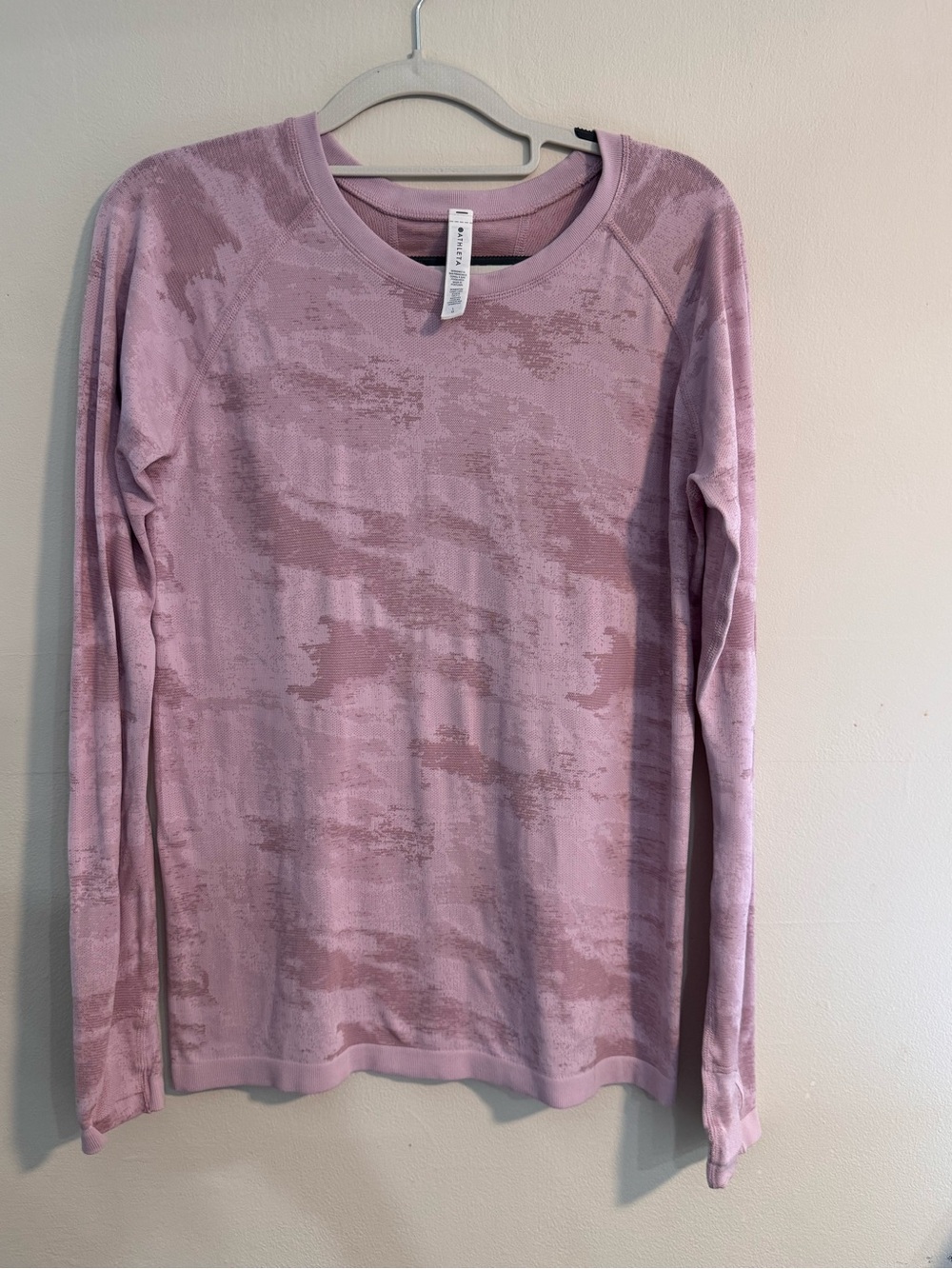 ATHLETA Momentum Pink Camo Long Sleeve with non-slip gripping hem Size Large
